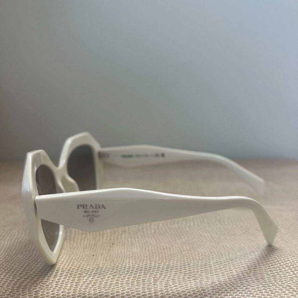 PRADA SPR 16W WHITE CAT EYE SUNGLASSES 100% AUTHENTIC LIKE NEW - Picture 4 of 12